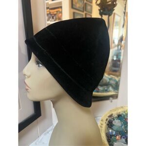 1940’s Monte Carlo Italy Vintage Black Velour Pixie Hat 22 1/2